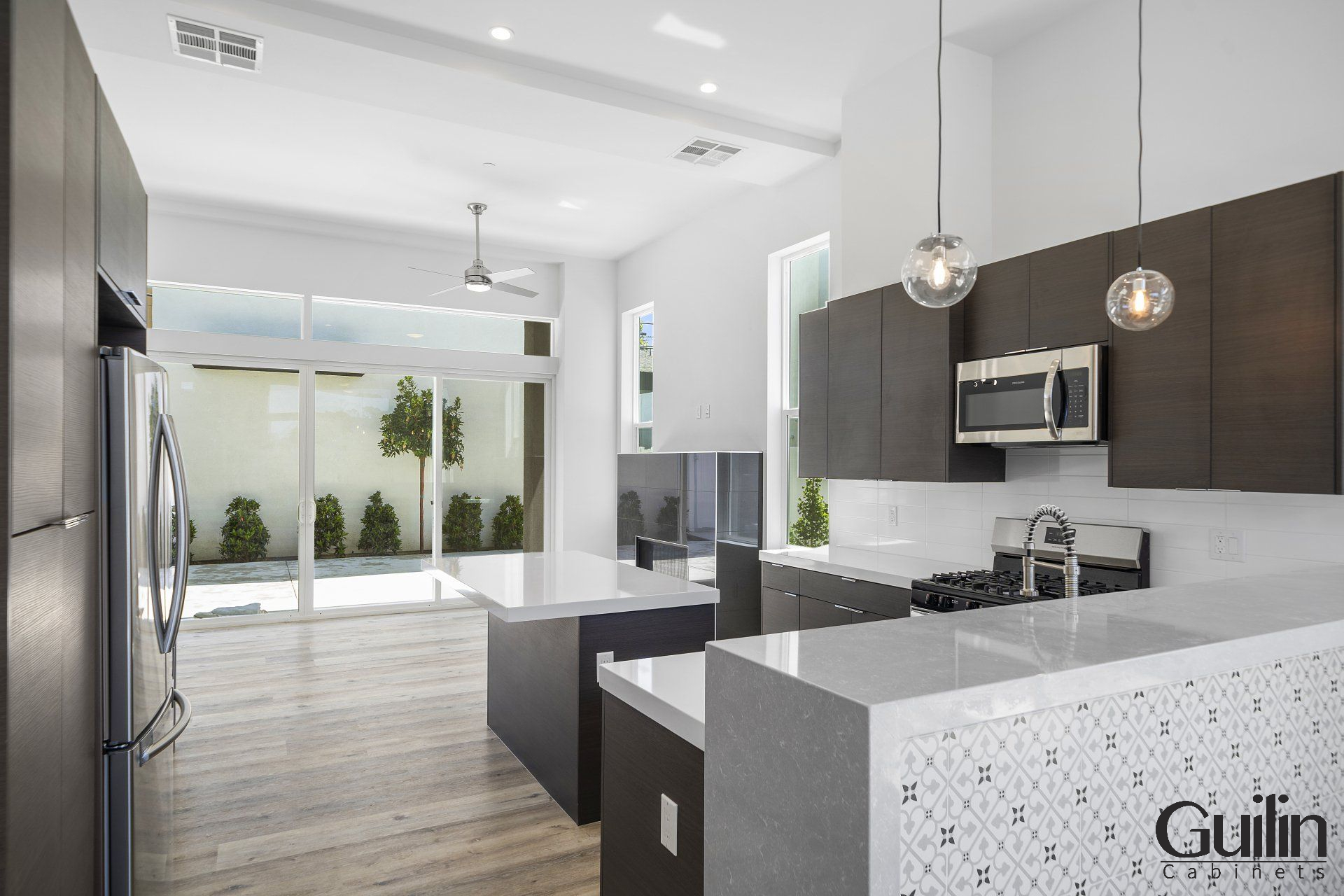 White backsplash is an excellent choice for amplifying the sunlight that comes through your windows and making the room feel much brighter.