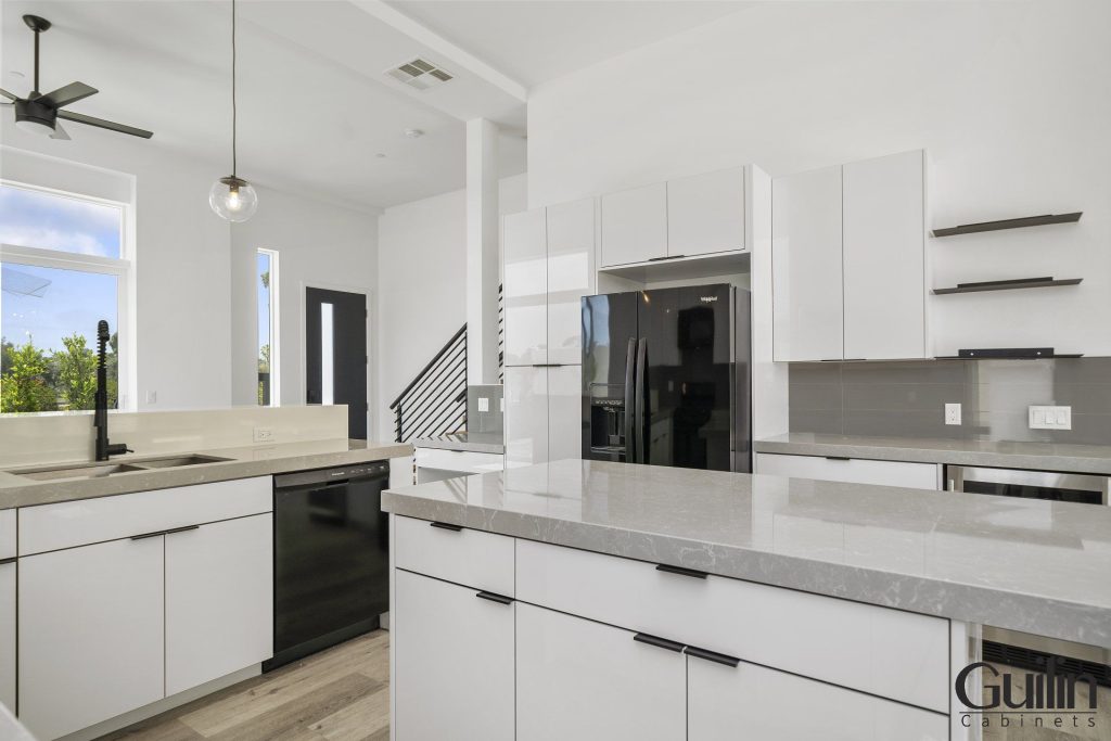Kitchen with a minimalistic and sleek appearance, clean lines, minimalist color scheme,... and lack of decorative flourishes make it particularly attractive.