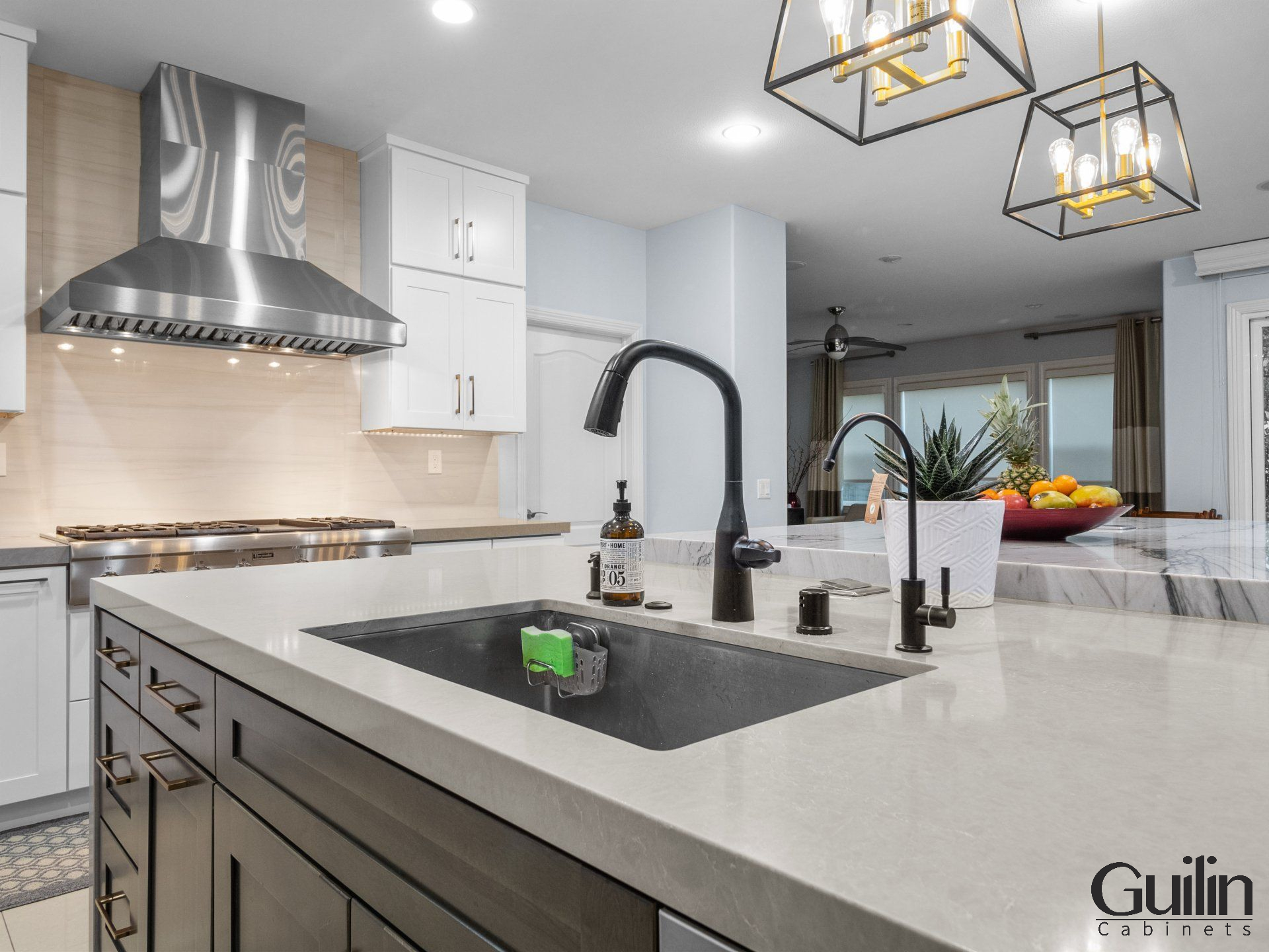 Both interior designers and homeowners frequently choose quartz countertops.