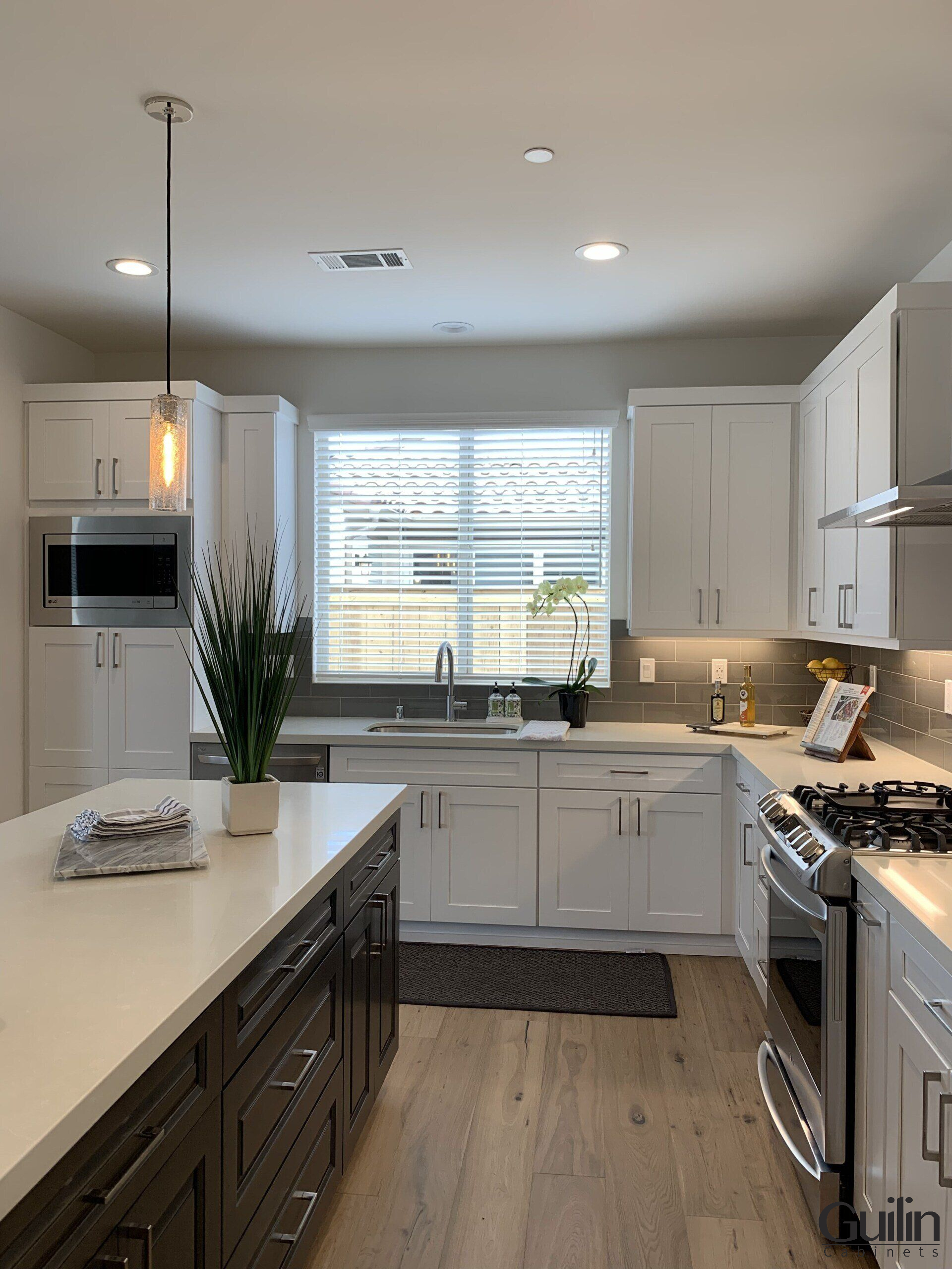 One of the main Pros of an L-shaped kitchen is its flexibility. The two walls of cabinetry and counters provide plenty of space for storage, appliances, and workspace, providing excellent countertop and storage space, making it easy to keep everything close to hand.