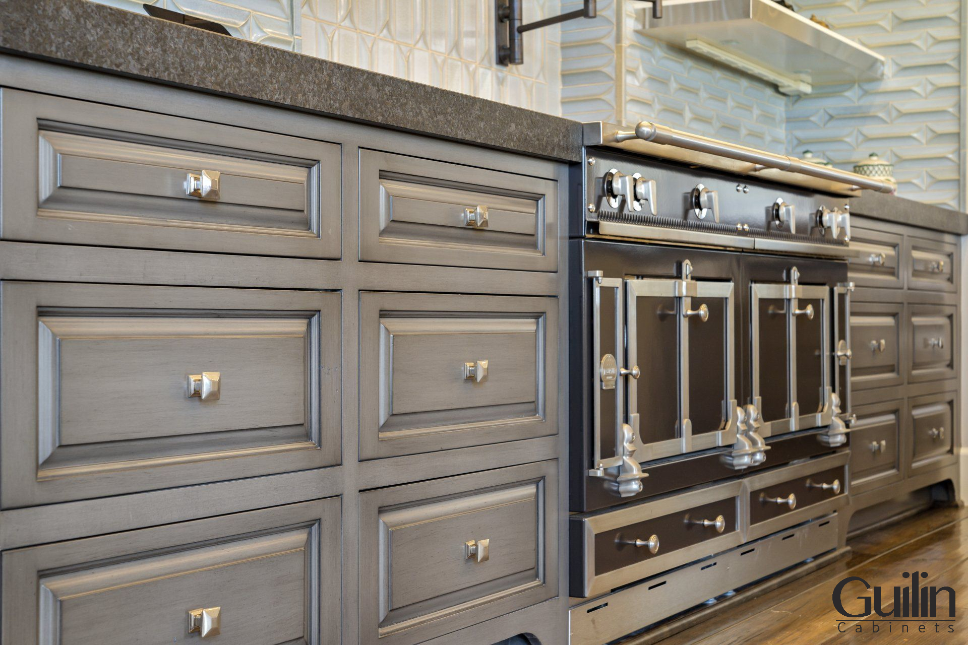 Your kitchen can have a long-lasting impression of grandeur and sophistication thanks to the glitz and sparkle of incorporated metalwork elements.