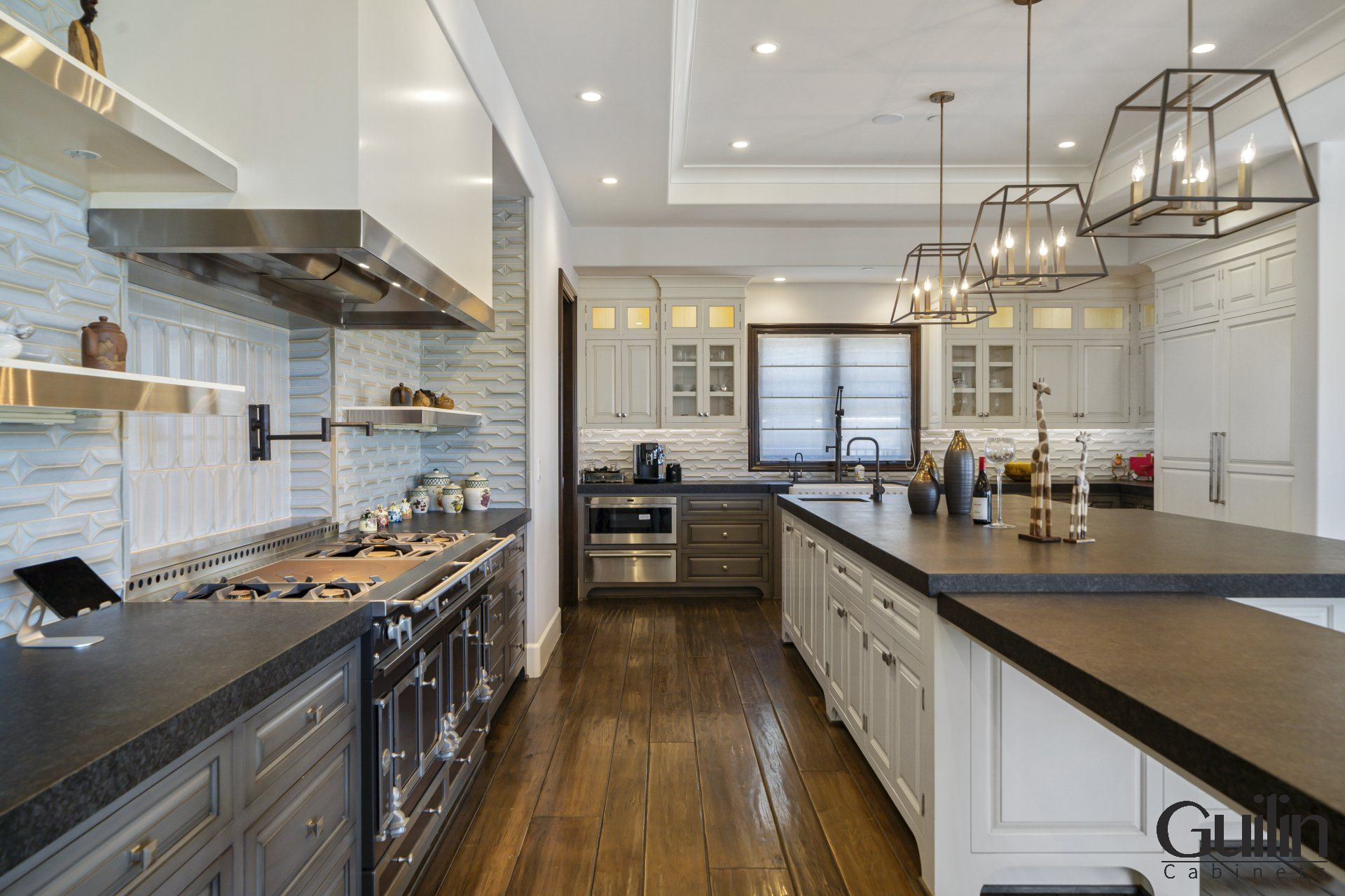 Traditional kitchens is usually use a variety of materials and textures, such as wood, stone, granite, marble, ceramic, and glass... The mixture of different materials and textures gives traditional kitchens a unique, luxurious feel.