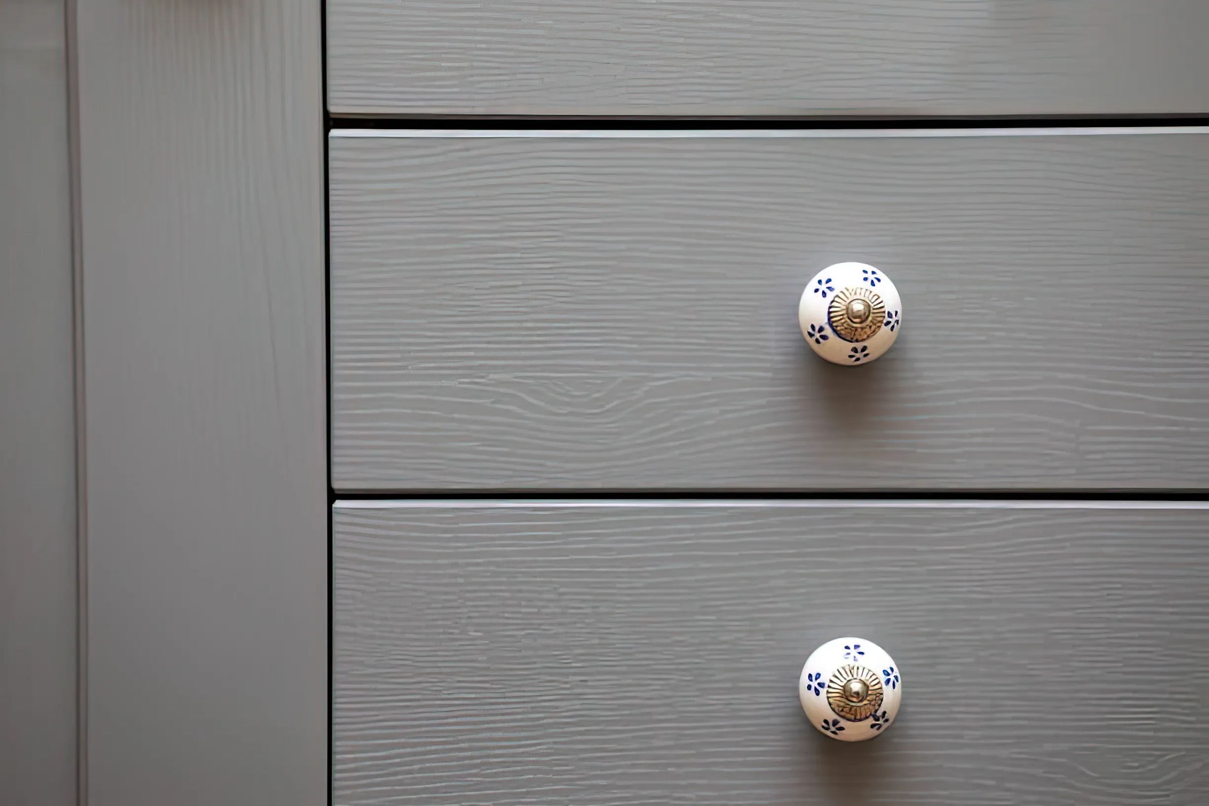 Old-fashioned ceramic knobs in kitchen hardware have a long-lasting appeal. 