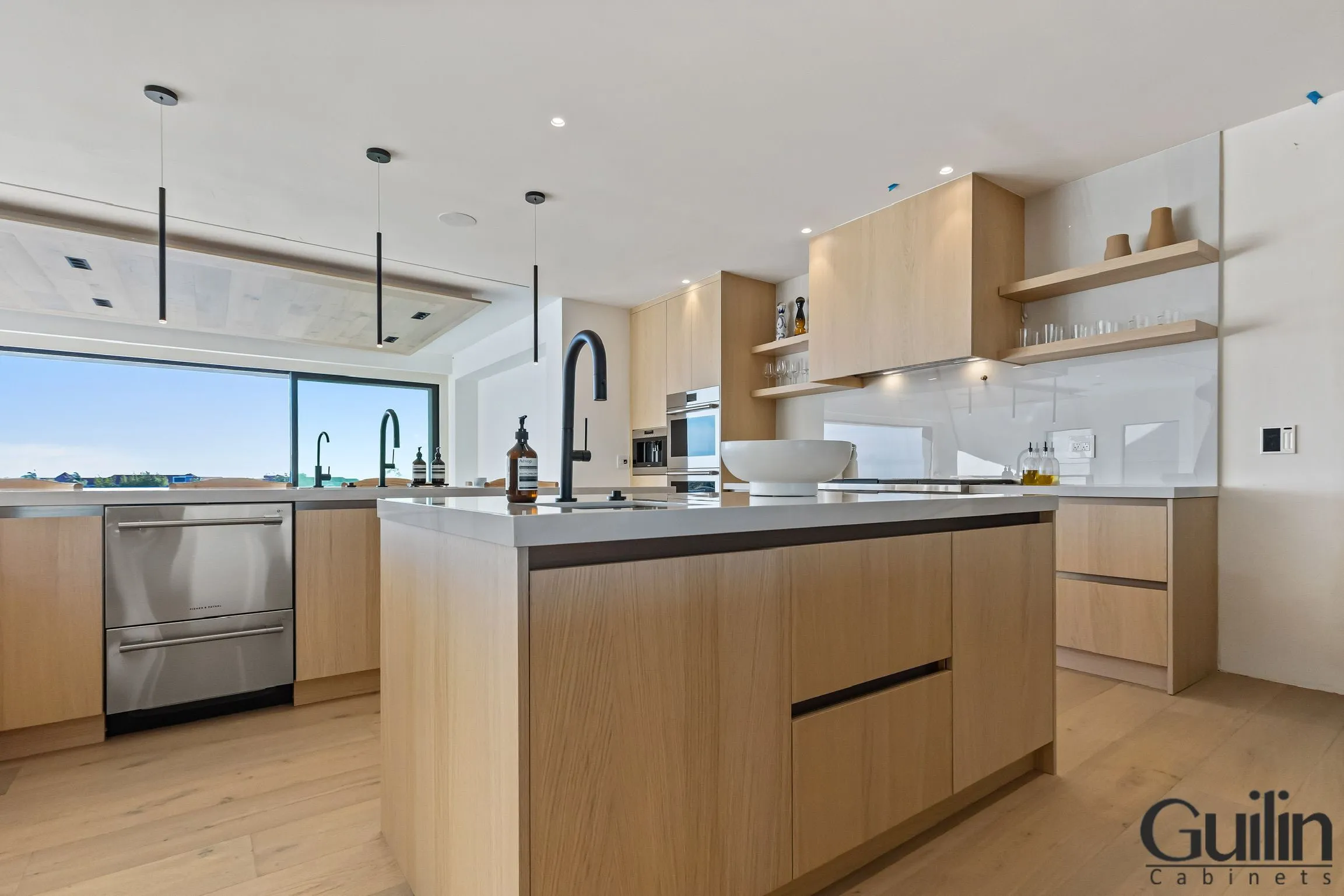 Open shelving in the kitchen allows you to make the most of your space, which is one of its main advantages.