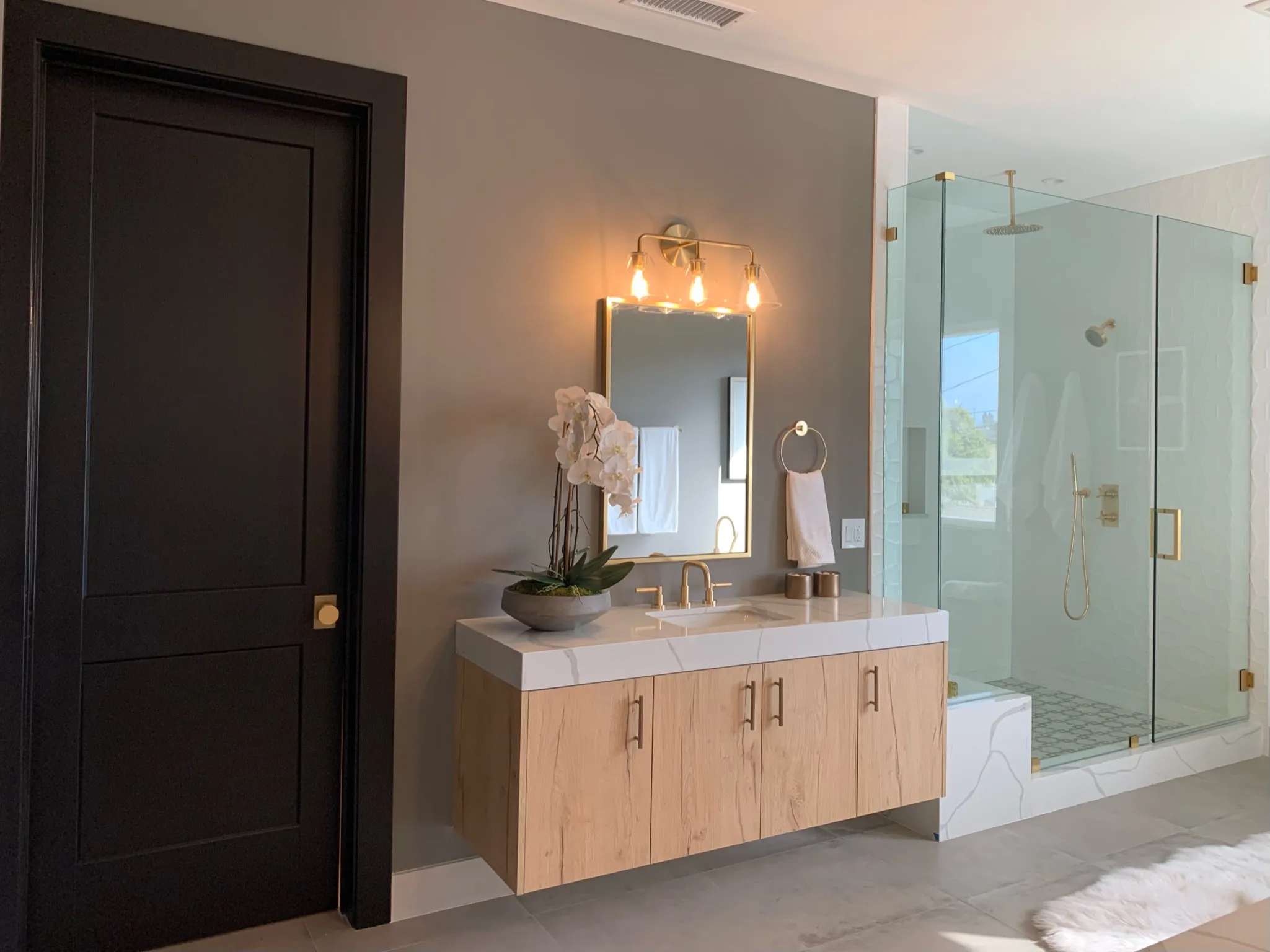 By using minimalist fixtures, you help open up the bathroom, creating a perception of more space.