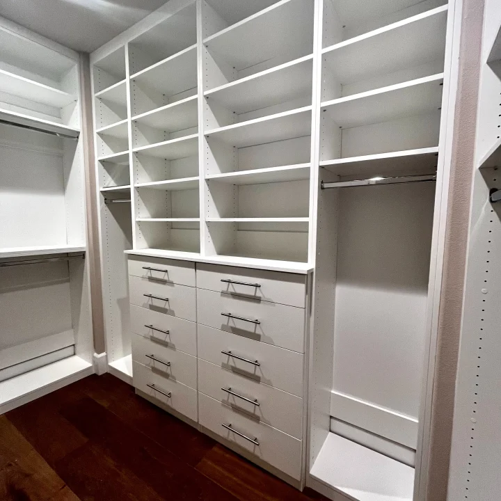 White Walk In Closet With Drawer Fronts 2 (1)