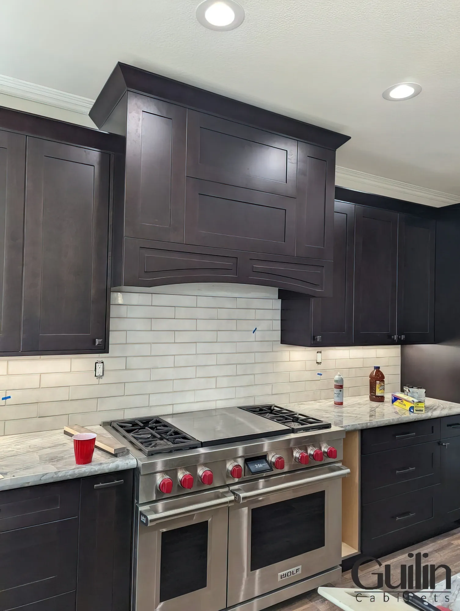 It is obvious that gray cabinets provide a kitchen with gray walls a contemporary feel. Light gray cabinets can produce an airy and light impression because of their cold undertones that go well with gray walls, while dark gray cabinets create a dramatic contrast for a more dramatic effect.