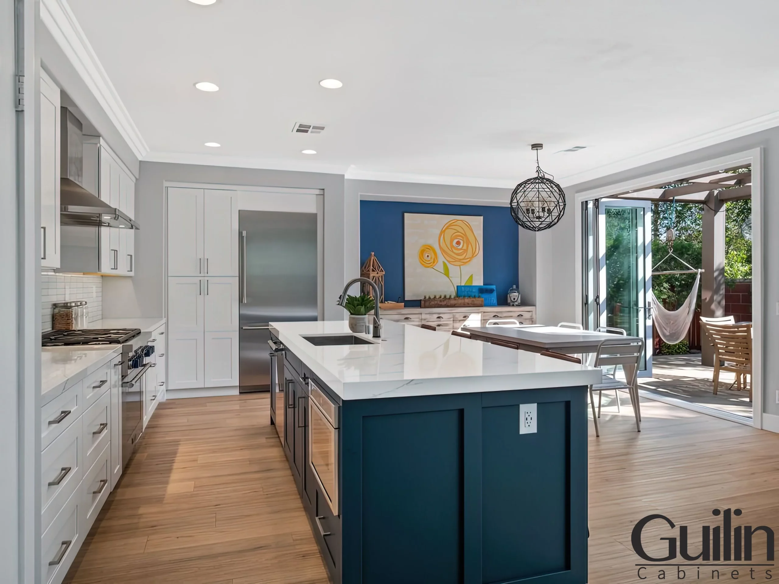 The Coastal Kitchen Style is a type of kitchen design that evokes a relaxed, seaside atmosphere, and focuses on natural materials and colors, airy and bright open-plan spaces, and a healthy lifestyle.