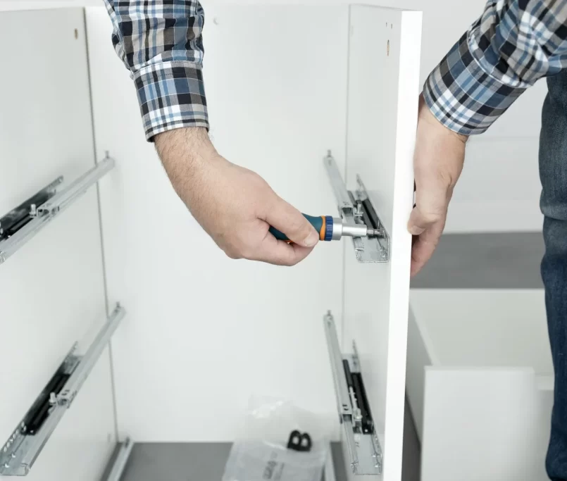 Assembling drawer RTA Cabinets using screwdriver