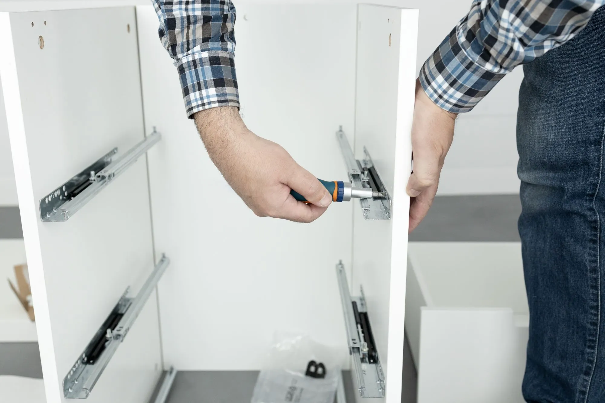Assembling drawer RTA Cabinets using screwdriver