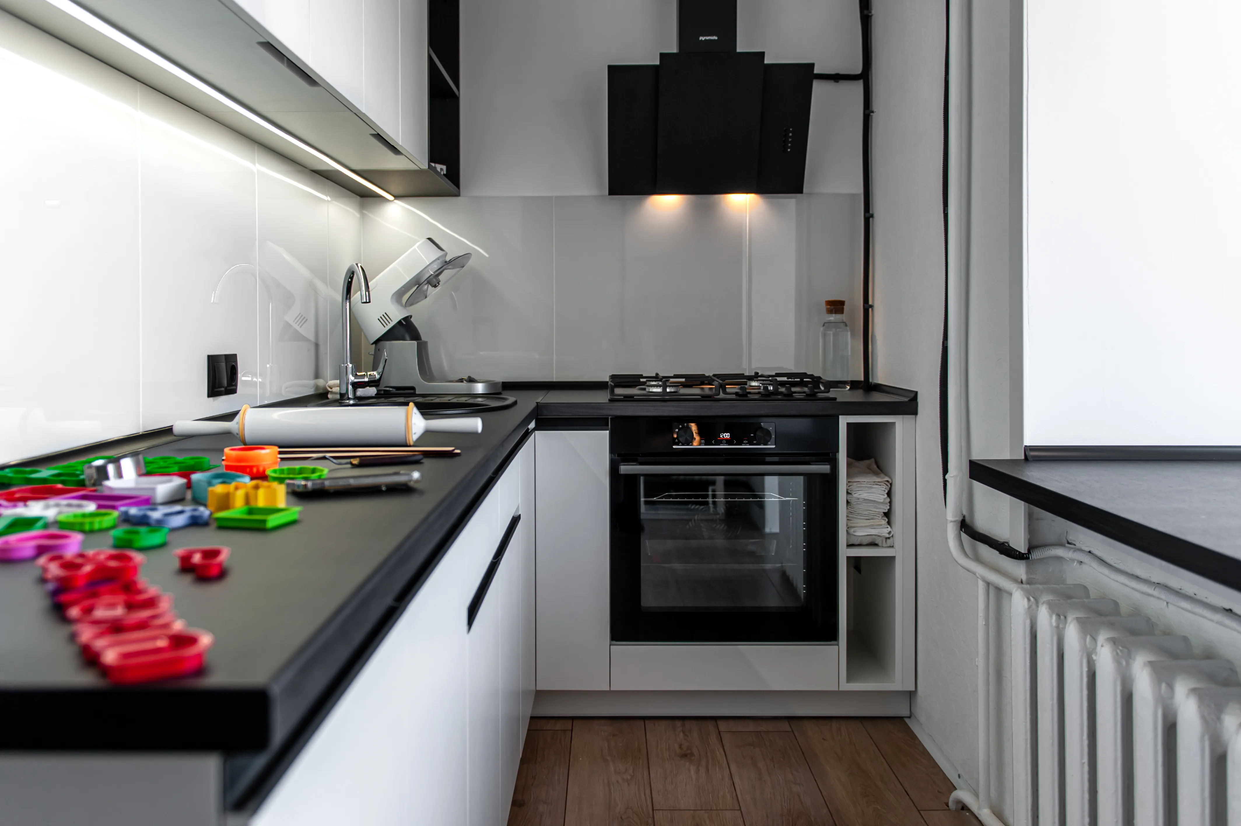 Colors Combinations Make Your Kitchen Look Stunning: Black and White