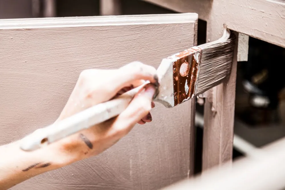 When exposed to damp or sunlight, cabinets coated with low-quality oil-based paints may gradually fade.